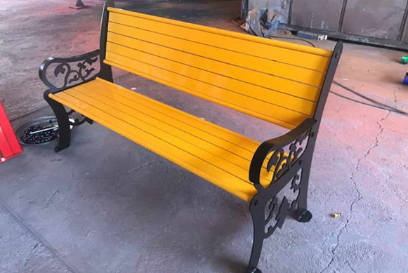 نیمکت فلزی حیاط